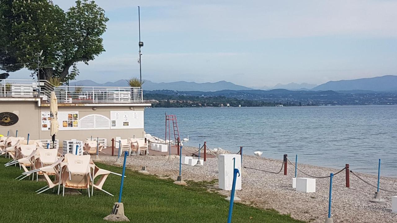 Luminoso Trilocale Con Piscina E Giardino Privato Apartment Desenzano del Garda Ngoại thất bức ảnh