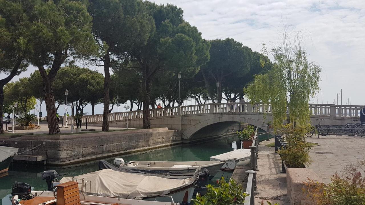 Luminoso Trilocale Con Piscina E Giardino Privato Apartment Desenzano del Garda Ngoại thất bức ảnh