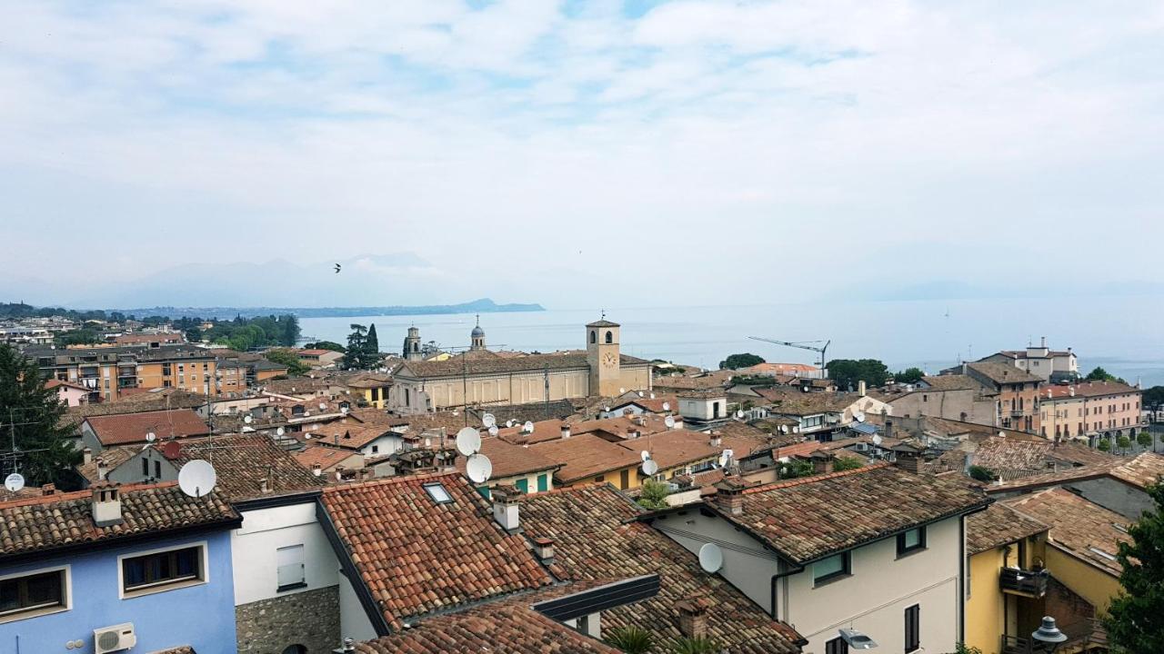 Luminoso Trilocale Con Piscina E Giardino Privato Apartment Desenzano del Garda Ngoại thất bức ảnh