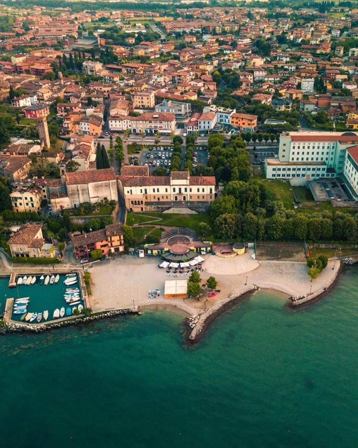 Luminoso Trilocale Con Piscina E Giardino Privato Apartment Desenzano del Garda Ngoại thất bức ảnh