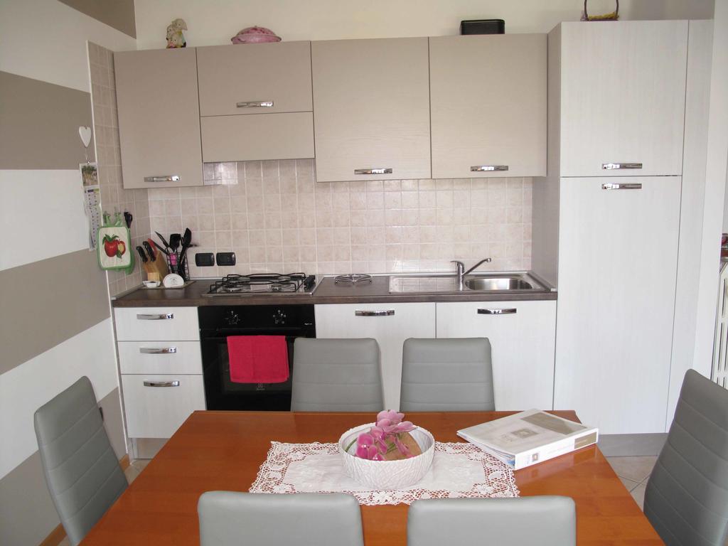 Luminoso Trilocale Con Piscina E Giardino Privato Apartment Desenzano del Garda Ngoại thất bức ảnh