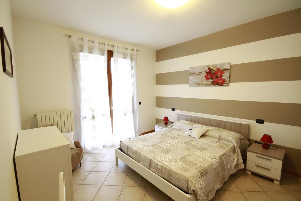 Luminoso Trilocale Con Piscina E Giardino Privato Apartment Desenzano del Garda Ngoại thất bức ảnh