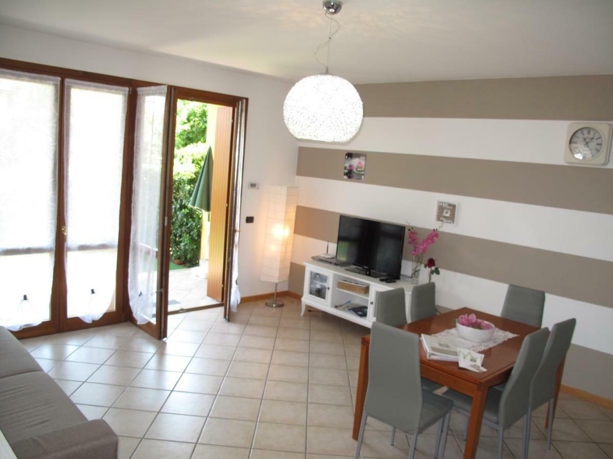 Luminoso Trilocale Con Piscina E Giardino Privato Apartment Desenzano del Garda Ngoại thất bức ảnh