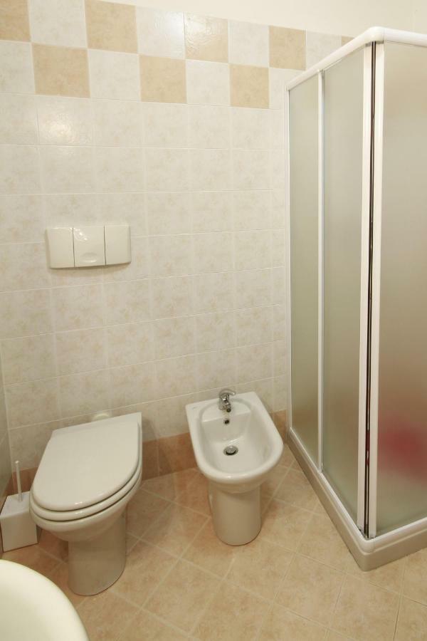 Luminoso Trilocale Con Piscina E Giardino Privato Apartment Desenzano del Garda Ngoại thất bức ảnh
